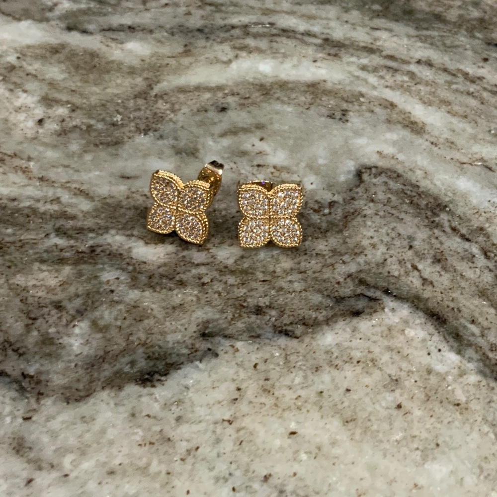 Elegant Gold Flower Stud Earrings